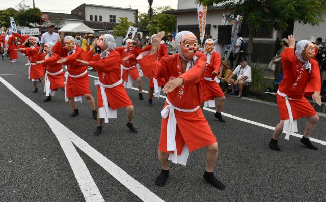 軽妙な踊りで観客を楽しませた日向ひょっとこ夏祭り＝３日午後、日向市上町