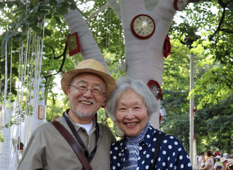 俳優・演出家の串田和美さん（左）と翻訳家・松岡和子さん