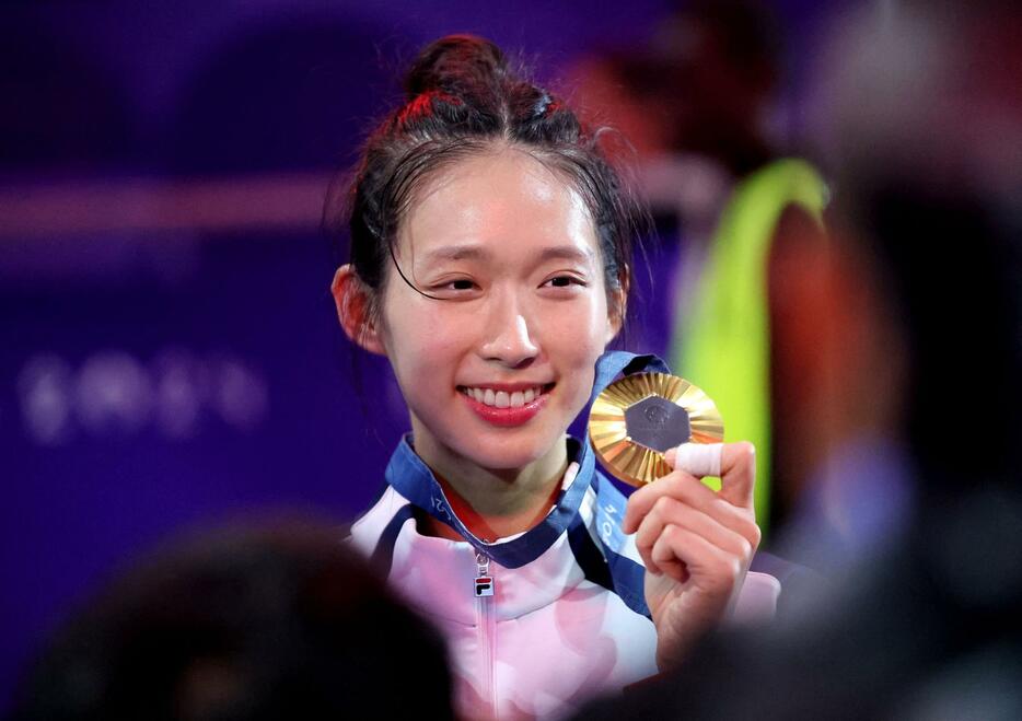 パリ五輪のフェンシング女子エペ個人で金メダルを獲得した香港の江旻☆（リッシンベンに恵の旧字体）＝7月27日、パリ（ロイター＝共同）