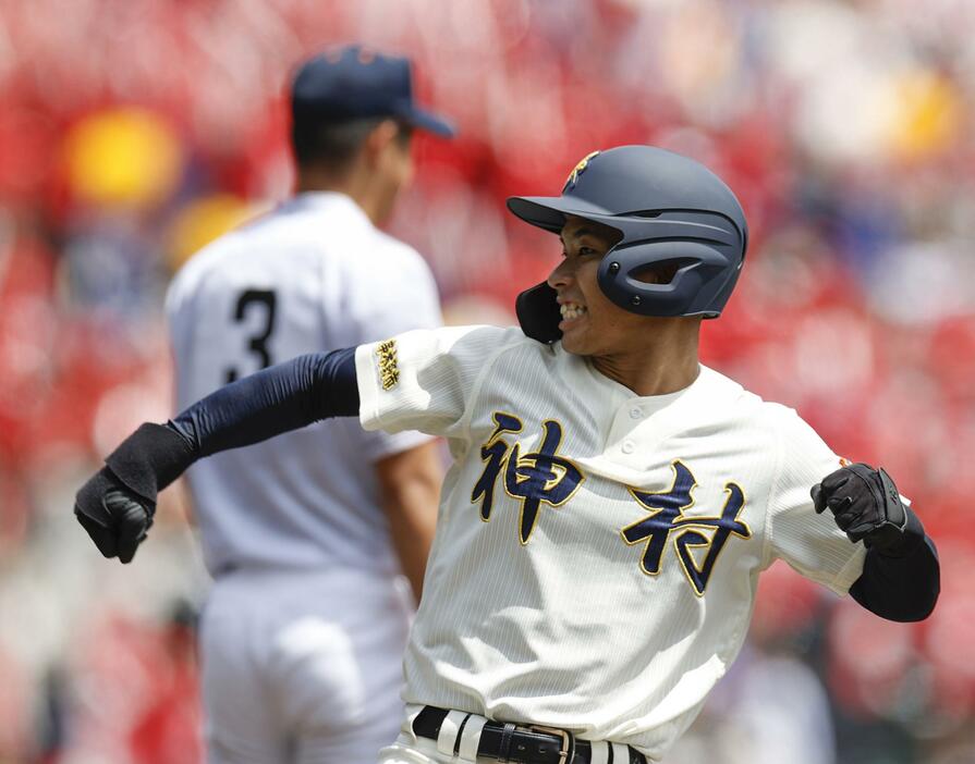 木更津総合―神村学園　7回裏、適時打を放ちガッツポーズの神村学園・上川床＝甲子園