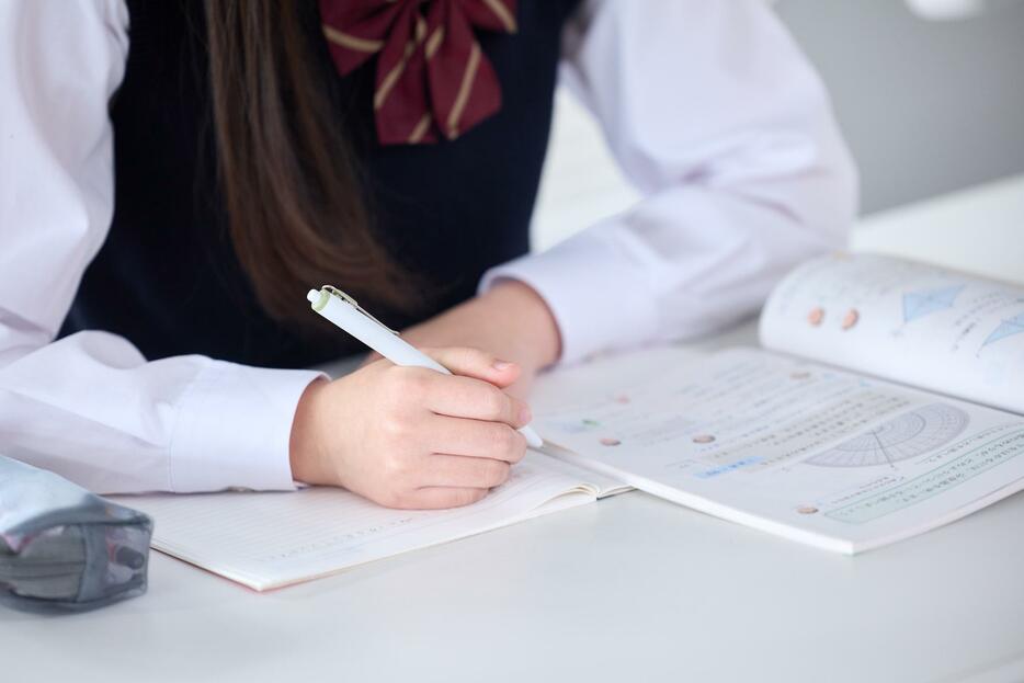 中学生がいる家庭の多くにとって、高校受験のための塾費用の負担は重い（写真：アフロ）