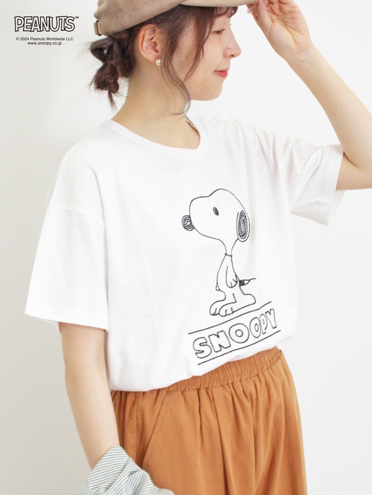 刺しゅうで表現されたスヌーピーが愛らしい！「【PEANUTS×Samansa Mos2】刺繍Tシャツ(オフホワイト)」(3850円)