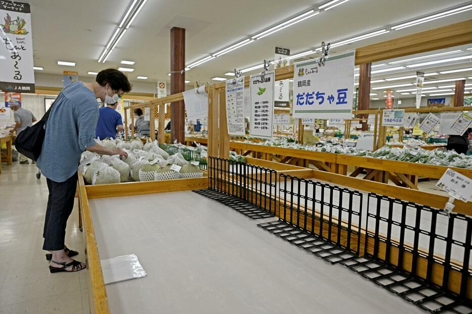 記録的大雨で入荷が落ち込み、空になった産地直売所の「だだちゃ豆」の棚＝1日、山形県鶴岡市