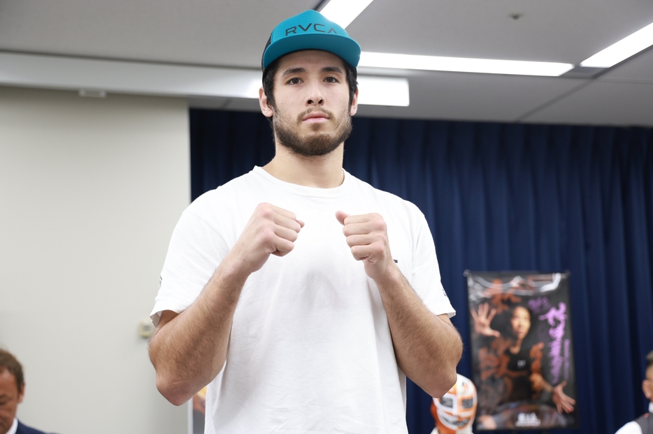 MMAファイターの三上がキックボクシングルールでK-1準優勝者と激突