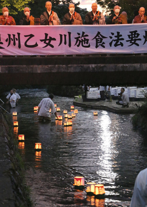 故人の冥福を祈った乙女川の燈籠流し