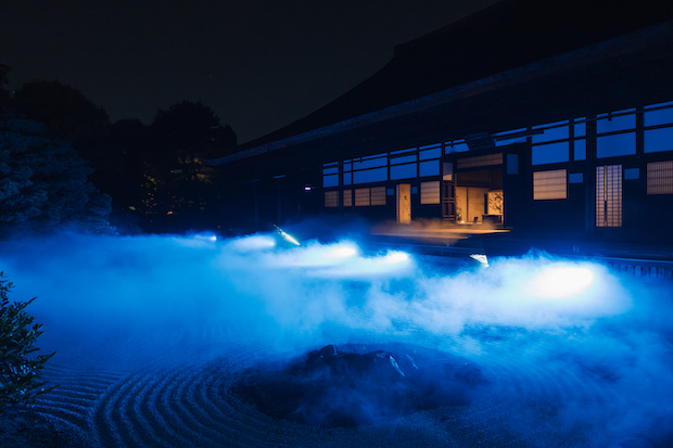 日本を代表する枯山水「大雄苑」に雲海が出現。ⒸVIE / ZEN NIGHT WALK KYOTO 2024