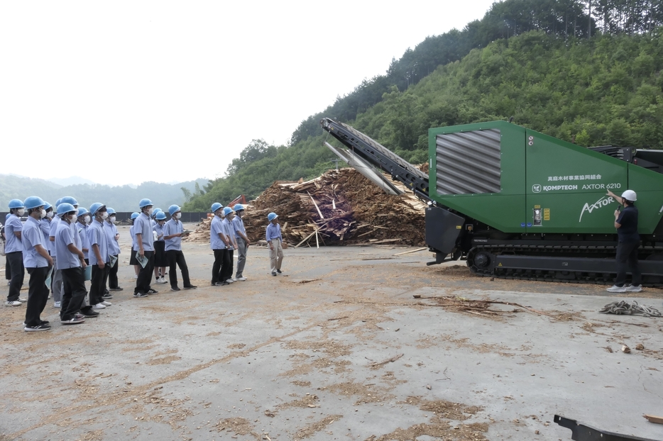 真庭バイオマス集積基地第2工場を見学する倉敷古城池高校の生徒ら＝岡山県真庭市で