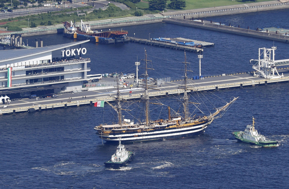 東京都江東区の東京国際クルーズターミナルに寄港するイタリア海軍の練習帆船アメリゴ・ベスプッチ＝25日午後2時16分（共同通信社ヘリから）