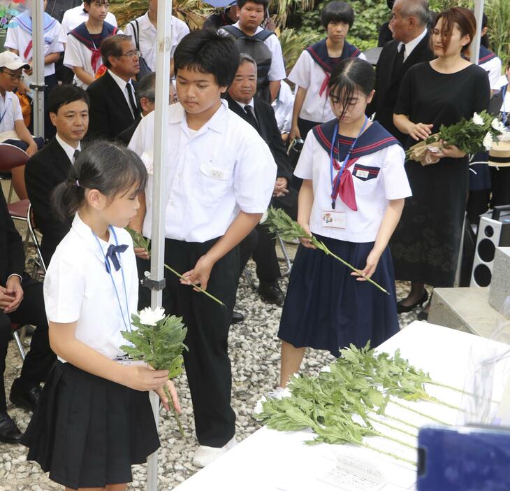 鹿児島県・奄美大島の宇検村で営まれた学童疎開船「対馬丸」の慰霊祭＝24日午前