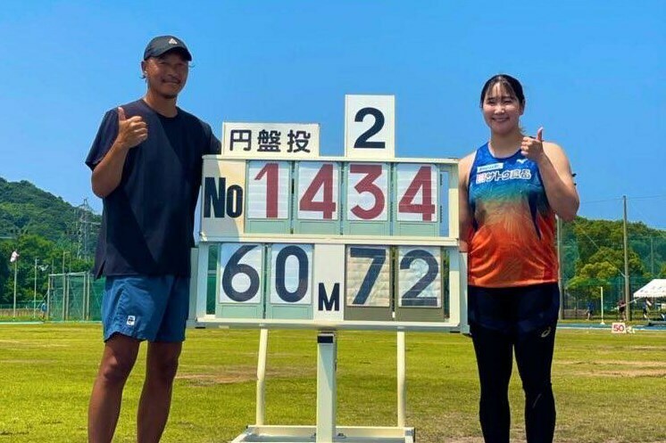 女子円盤投で60m72の日本新を投げた郡菜々佳（右）。左は恩師の疋田晃久・九州共立大監督［写真提供／九州共立大］