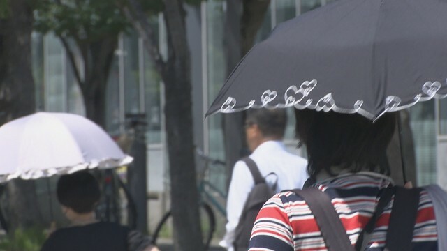 日傘や帽子着用の人の姿が目立つ JR高松駅付近 午後1時過ぎ