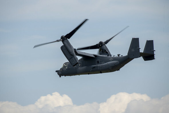 7月2日、日本の横田米空軍基地で米空軍の垂直離着陸輸送機オスプレイCV22Bが飛行している。横田基地は国連軍司令部の後方基地の一つ＝米空軍提供