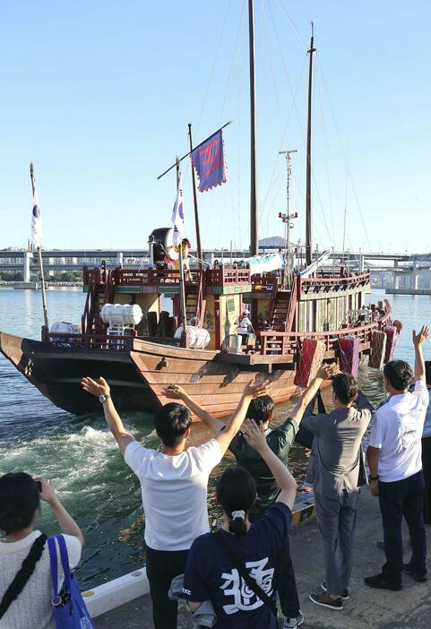 韓国・釜山を出港する朝鮮通信使船の復元船を見送る人々＝7月31日（聯合＝共同）