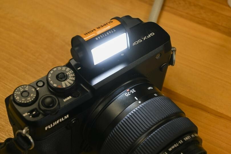 カメラに付けられる35mmフィルムみたいなLEDライト。買ったので使ってみた