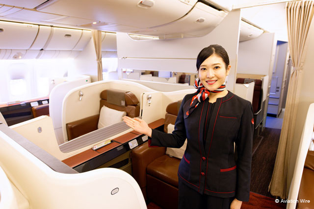 777-300ERのファーストクラスを紹介するJALの客室乗務員＝PHOTO: Tadayuki YOSHIKAWA/Aviation Wire