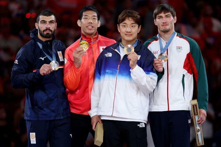 表彰台の記念写真も永瀬（左から2人目）は一歩後ろでうつっている(C)Getty Images