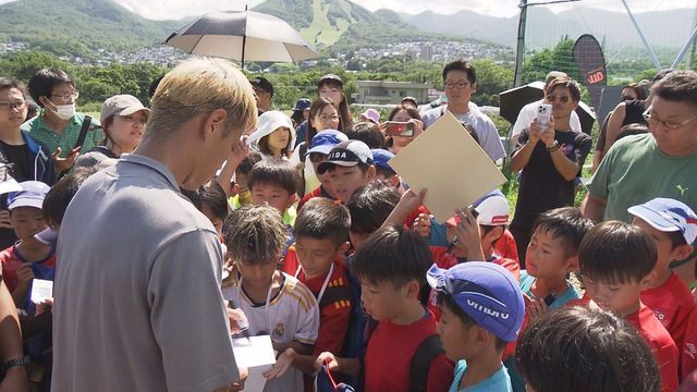 子どもたちへサインに応じる本田圭佑選手