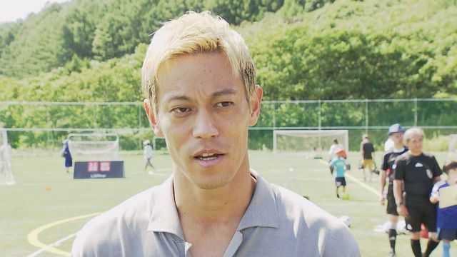 インタビューに応じる本田圭佑選手