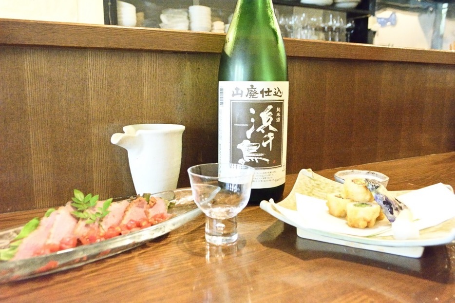 「浜千鳥 山廃仕込純米酒」を囲む「からふぇ DINING」の料理