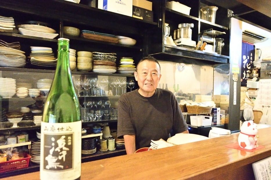 「からふぇ DINING」の店主・櫻井剛さん。大の日本酒好き