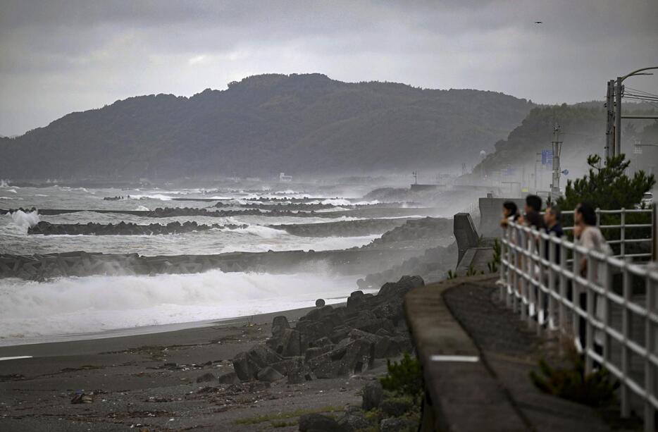 台風10号の影響で白波が打ち寄せる海岸＝30日午後、高知市