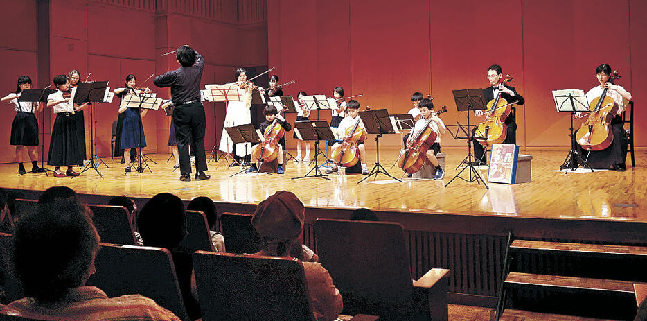 美しい演奏を披露する団員＝白山市松任学習センタープララ