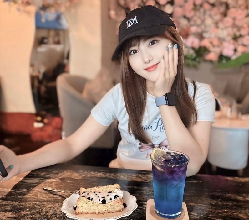 「日本一女性アイドルが好きな女」としてアイドル紹介YouTuber・推し活インフルエンサーとして活動し、ライブアイドル「アイドル革命」のプロデュースをしている・まゆぴぴさん