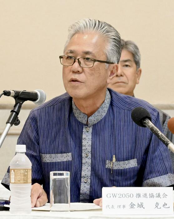 協議会の代表理事に就任し、記者会見する金城克也氏＝13日午後、那覇市