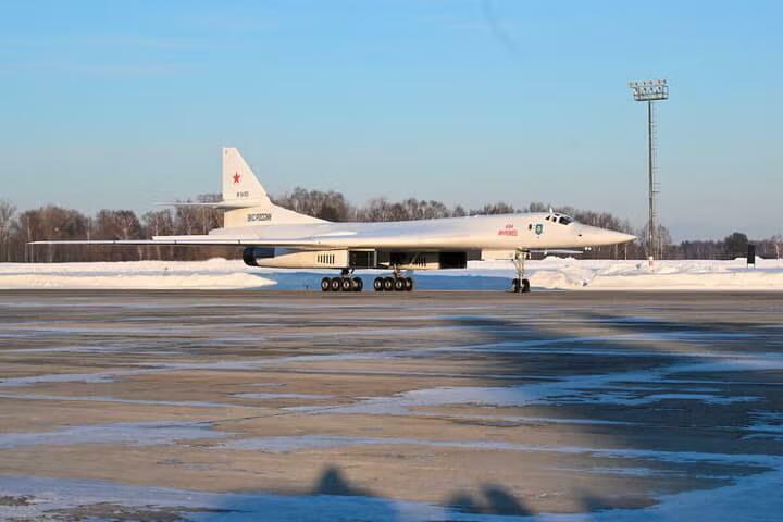 これも標的？プーチン専用の最新型Tu-160M戦略爆撃機（2月22日、カザン）Sputnik/Dmitry Azarov/Pool via REUTERS