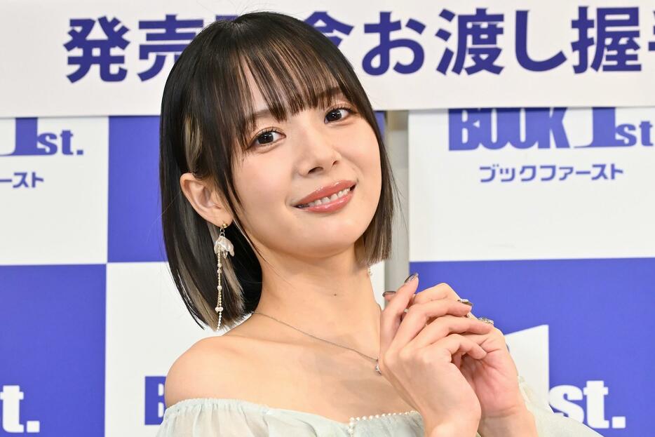 写真集「おかぴのぴ」の発売記念イベントを開催した岡田紗佳さん