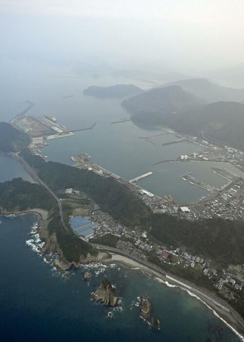 日向灘に面した宮崎県日南市の油津港。気象庁は南海トラフ巨大地震の臨時情報で「南海トラフ巨大地震の発生可能性が平常時に比べて相対的に高まっている」として注意情報を出した＝8日午後7時7分（共同通信社ヘリから）