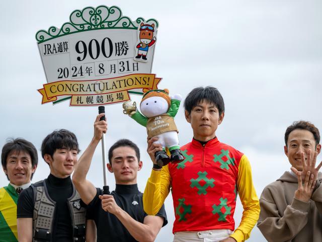 JRA通算900勝を達成した北村友一騎手(撮影：山中博喜)