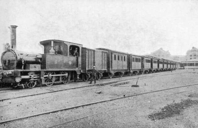 明治初期の列車。蒸気機関車は国鉄の前身である鉄道院に在籍していた160形蒸気機関車。明治５年（1872）に日本で鉄道が開業するにあたり、イギリスから輸入された５形式10両の中の１形式。京浜間の主力機関車だった。