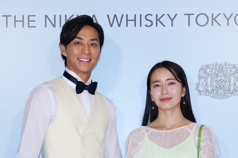 ニッカウヰスキーによる期間限定バー「THE NIKKA WHISKY TOKYO」のオープニングパーティーに出席した友永真也さん（左）と岩間恵さん