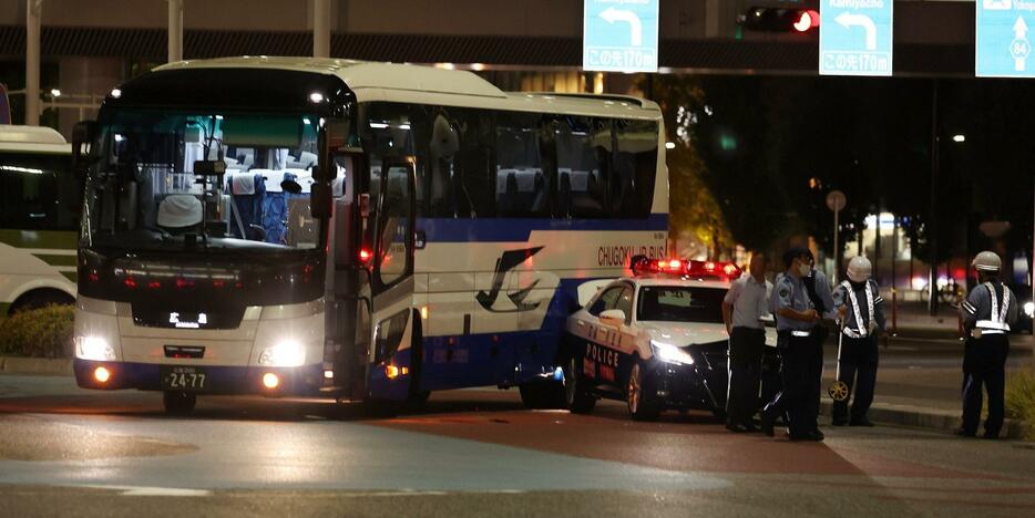 接触したパトカーとバス