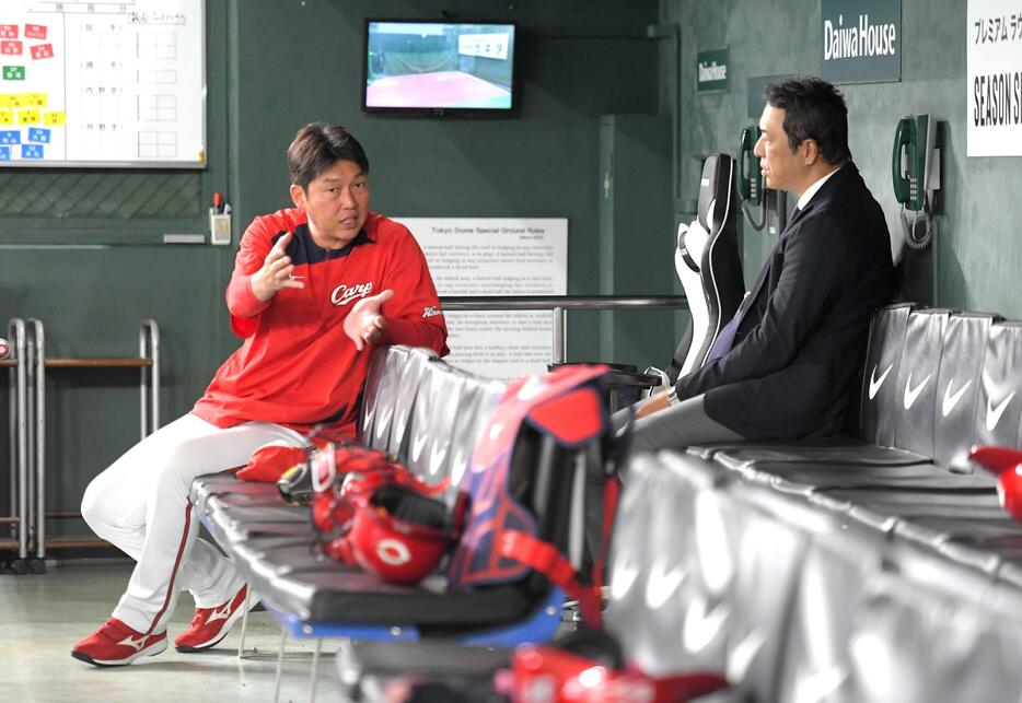 　黒田博樹氏（右）と話す新井監督（撮影・佐藤厚）