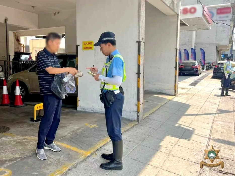 マカオ治安警察局が実施した歩行者の道路横断違反に対する取り締まりの様子＝マカオ半島・友誼大馬路（写真：マカオ治安警察局）