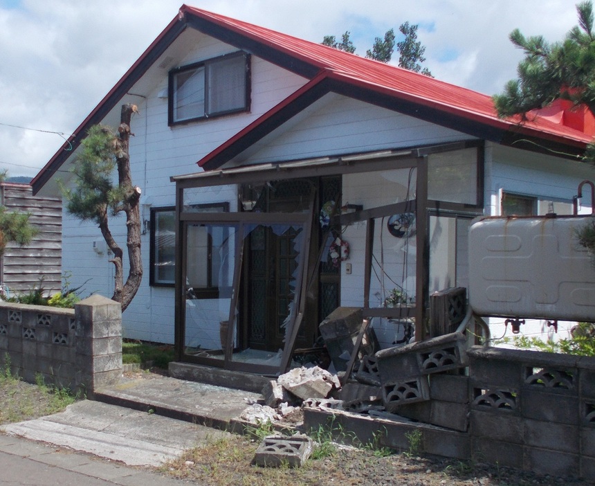 車が突っ込み玄関付近が大破した住宅（提供：道警）