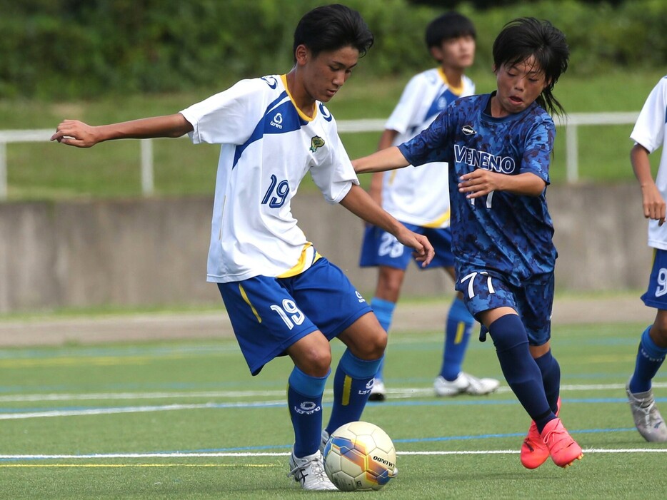 FC LAZOMF伊藤翔海がボールを収める(Taro YOSHIDA)