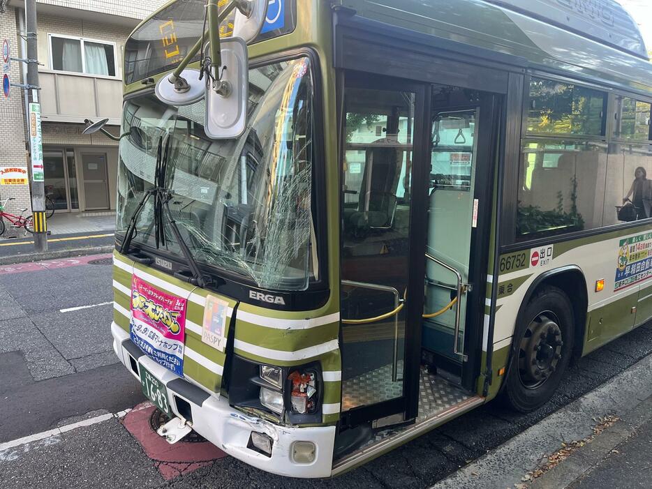 乗用車と衝突したバス（22日午後5時53分）