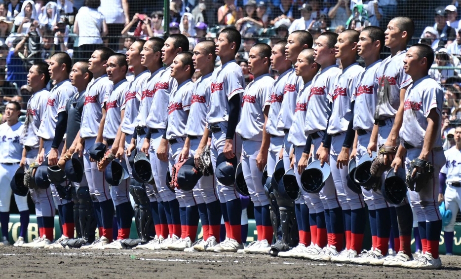 　決勝戦に勝利し、校歌を歌う京都国際ナイン（撮影・今井雅貴）