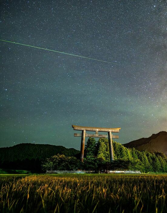 熊野本宮大社の旧社地・大斎原にある大鳥居の上で輝いた流れ星（１３日午前０時１５分、和歌山県田辺市本宮町で）