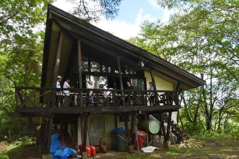 片流れの屋根が特徴的な黒沢ヒュッテ。老朽化が激しく、修復のための寄付を呼びかけている