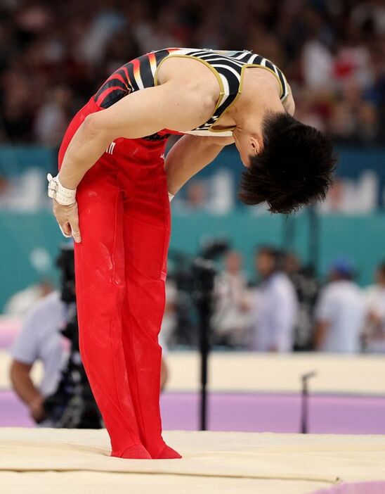 鉄棒の演技後にお辞儀をした橋本大輝選手(写真：ロイター/アフロ)