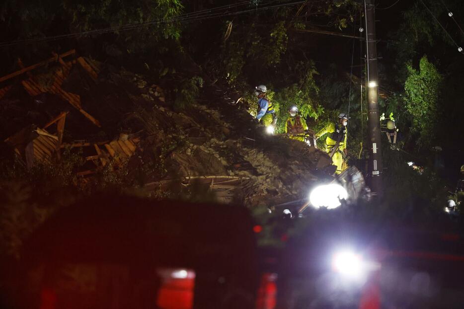 住民が生き埋めとなった愛知県蒲郡市竹谷町大久古の土砂崩れ現場付近＝28日午前1時33分