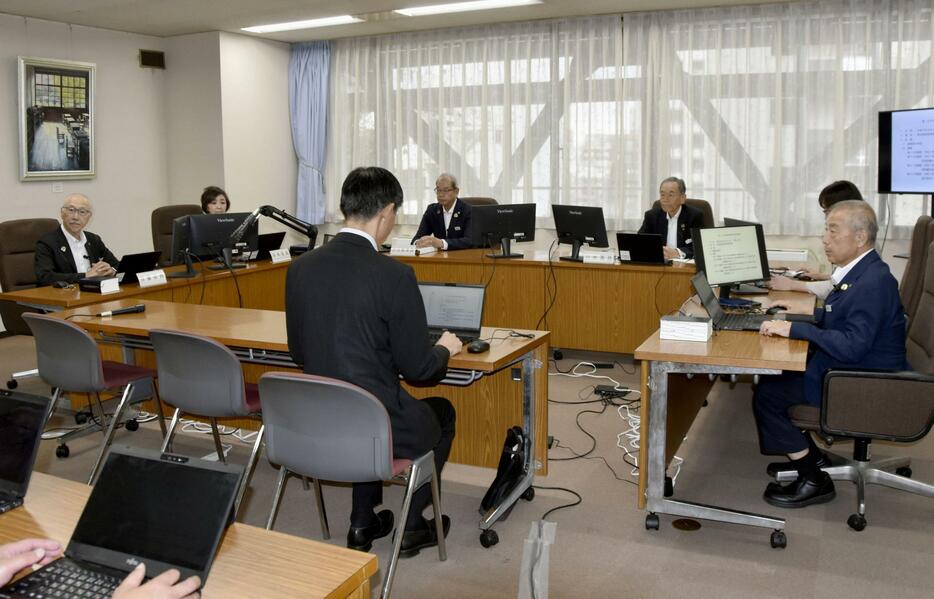 男女別学の高校の共学化について審議した埼玉県教育委員会＝22日午前、埼玉県庁