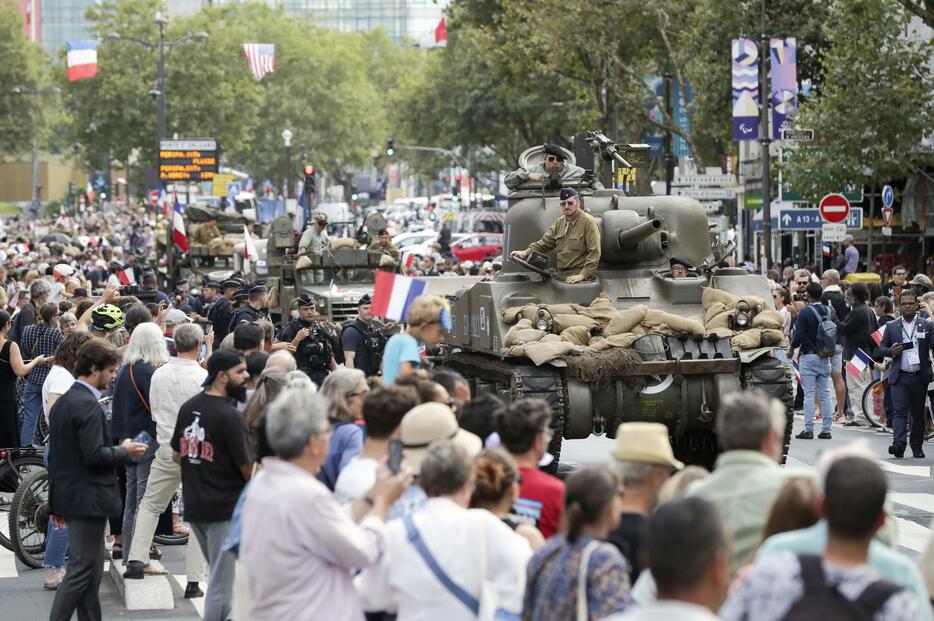 25日、パリ解放80年を祝う軍事パレードに登場した戦車＝パリ（共同）