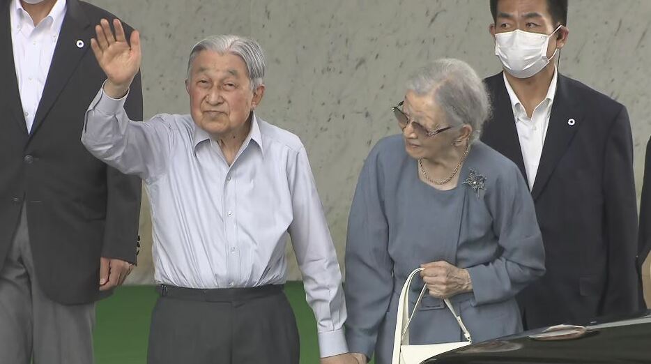 上皇ご夫妻（22日・軽井沢駅）