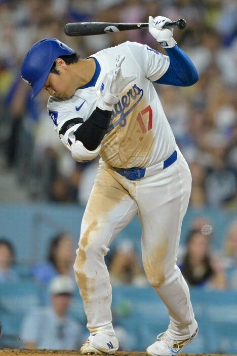 インコースのボールを避けた大谷翔平選手(AFP＝時事)