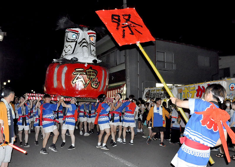 大原だるま祭りで威勢のいい掛け声を上げながら商店街を駆け回る若者たち